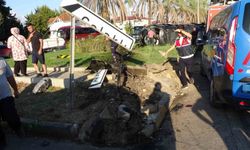 Antalya'da Tur Minibüsü, Kamyonet ve Otomobil Çarpıştı: 15 Yaralı