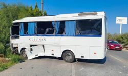 Antalya'da Tur Otobüsü ve Servis Minibüsü Çarpıştı: 6 Yaralı