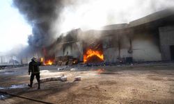 Antalya'daki Depo Yangınında Büyük Zarar: 5 Depo Küle Döndü, Yakındaki Ev Zarar Gördü