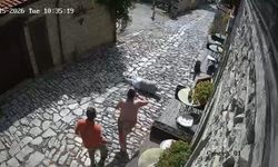 Arnavut Kaldırımında Düşen Yaşlı Adamın Talihsiz Anları Güvenlik Kamerasında
