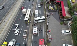 Avcılar'da Servis Midibüsü Kaza Yaptı: 9 Kişi Yaralandı