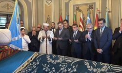 Bakan Çiftçi, Ertuğrul Gazi Türbesi'ni ziyaret ederek öğrenciye bisiklet verdi