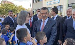 Bakan Tekin, Kırklareli'nde Miniklerle Bayrak Töreni Düzenledi