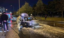 Bakırköy'de Otomobil Kül Oldu: Alevler Kontrol Altına Alındı