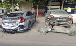 Batman'da Kaçan Sürücü, Park Halindeki İkiye Çarptı