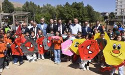 Bitlisli Çocuklar, Gazze'deki Akranları İçin Uçurtmalarını Gökyüzüne Bıraktı