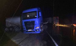 Bolu'da Yağmurda Kayarak Kaza Yapan Tırda İki Sürücü Yaralandı