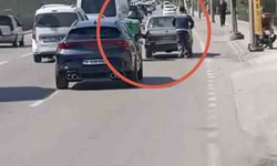 Bursa'da Motokuryeden Arızalı Araca Yaratıcı Yardım