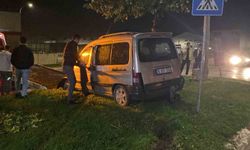Bursa'da Yağışlı Havada Kontrolden Çıkan Araç Ağaca Çarptı: 2 Yaralı
