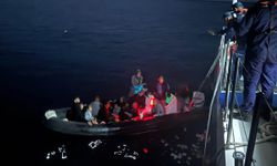 Çanakkale Açıklarında Kaçak Göçmenleri Sürükleyen Lastik Bot Kurtarıldı