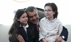 Cumhurbaşkanı Erdoğan ile Şarkı Söyleyen Minik Müzisyenlerden Bakan Tekin'e Sıcak Ziyaret