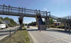 Damper Açıkken Yola Çıkan Tır, Üst Geçide Çarparak Devrildi