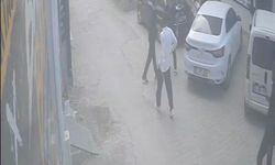 Darbedilen kadını kurtarmak isteyen gencin bıçaklı saldırıya uğradığı anlar kameraya yansıdı