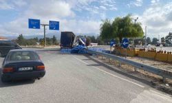 Denizli'de Su Yüklü Tır Virajda Devrildi