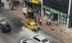 Denizli'de Temizlik Ekipleri, Otomobil Yangınını Kontrol Altına Aldı