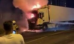 Diyarbakır'da Seyir Halindeki Tır Alev Alev Yandı