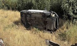 Diyarbakır'da Virajda Devrilen Araçta Maddi Hasar Oluştu