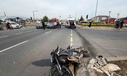 Düzce'de Motosiklet ve Otomobil Çarpıştı: 3 Yaralı, 2'si Ağır