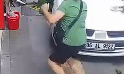El freni çekilmeyen otomobil kaldırıma çıktı, yaya ezilmekten son anda kurtuldu