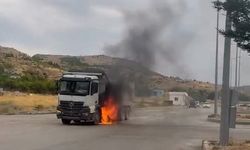 Elazığ'da Kamyon Yangınına Beton Mikseri Sürücüsünden Cesur Müdahale