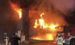 Esenyurt'ta Lastikçi Dükkanında Yangın: 5 İş Yeri Etkilendi