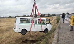 Eskişehir'de Minibüs Tarlaya Uçtu, Bir Kişi Yaralandı