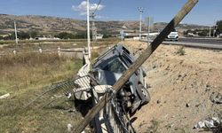 Eskişehir'de virajı alamayan araç refüje devrildi: 1'i ağır 3 yaralı