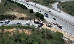 Eyüpsultan'da hafriyat kamyonu devrildi: 1 yaralı