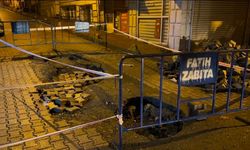 Fatih'te Sağanak Yağmur Sonrası Yol Çöktü: Araçlar Çukura Düşerek Madur Oldu