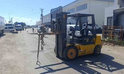 Forkliftin vinç demirine çarpan motosiklet sürücüsü hastanede hayatını kaybetti