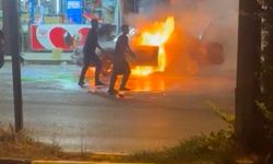 Gaziantep'te park halindeki otomobilde yangın paniği