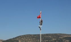 Gençten Örnek Davranış: Türk Bayrağını Kurtarmak İçin Direğe Tırmandı