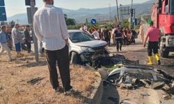 Hafif ticari araç ile SUV kafa kafaya çarpıştı: 6 yaralı