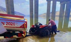 Hasankeyf'te suya batmış traktör, halkın çabasıyla kurtarıldı