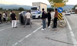 İnegöl'de Ara Sokaktan Çıkan Araca Çarpmamak İçin Refüje Daldı