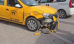 İnegöl'de Taksi ve Otomobil Çarpıştı: İki Yaralı