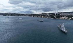 İstanbul Boğazı'nda Deniz Kuvvetleri Günü Kutlaması: 15 Savaş Gemisi Geçiş Yaptı
