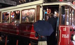 İstanbul'da Şiddetli Yağışta Tramvay Duraklarına Sığınan Vatandaşlar