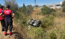 İzmir'de Kontrolsüz Araç Akarsu Havzasına Uçtu: 1 Ölüm, 2 Yaralı