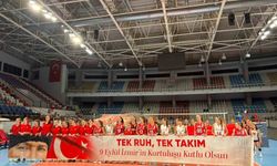 İzmir'in Kurtuluşu Voleybol Sahasında Kutlandı