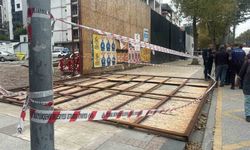 Kadıköy'de İnşaat Panosu Düşerek İki Kişiyi Yaraladı