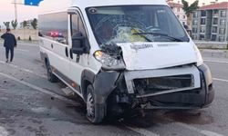 Karaman'da Minibüs Çarpışması: 1 Kişi Yaralandı