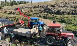 Kars'ta Köylüler Dayanışma İçin Bir Araya Geldi: Traktör Römorkunu Dereden Çıkardılar