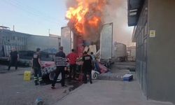 Kars'ta Park Halindeki Nakliye Kamyonunda Yangın: Ev Eşyaları Kül Oldu