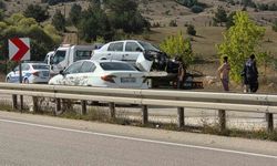 Kastamonu'da Elektrik Direğine Çarpan Otomobilde 2 Yaralı