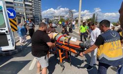 Kavşakta Dönüş Yapan Otomobile Motosiklet Çarptı: 2 Yaralı