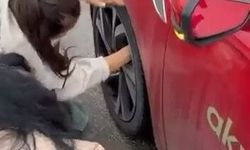 Kedi Yola Atlarken Tekerlek Arasına Sıkıştı, Kurtarma Anı Kamerada