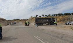 Kilis'te Trafik Kazası: Hafif Ticari Araç ve Kamyon Çarpıştı, 3 Kişi Ağır Yaralı
