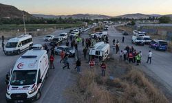 Kırıkkale'de işçi servisi ile otomobil çarpıştı: 14 yaralı