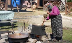 Kışa Hazırlık Başladı: Kadınlar Elmalardan Pekmez Yapıyor